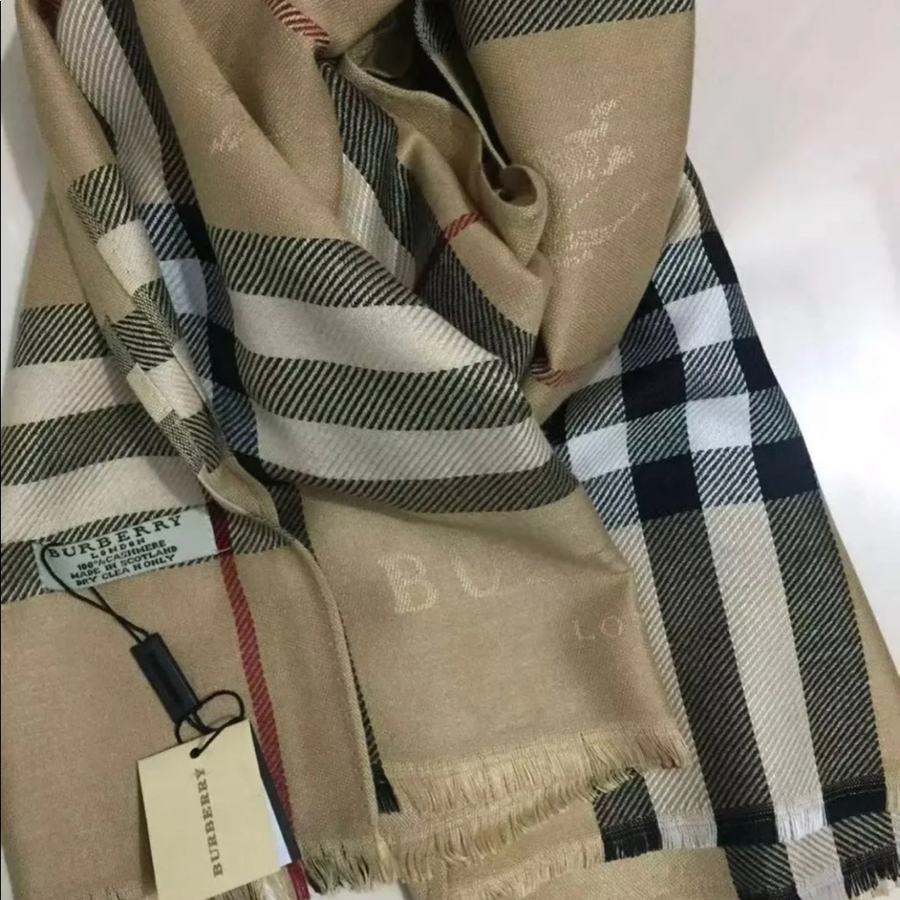 NWT! Burberry scarf